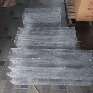 Nhiều chồng lồng kẽm bắt lươn được xếp ngay ngắn trên nền gạch, thể hiện sự đồng đều và sẵn có của sản phẩm.