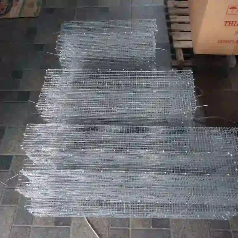 Nhiều chồng lồng kẽm bắt lươn được xếp ngay ngắn trên nền gạch, thể hiện sự đồng đều và sẵn có của sản phẩm.
