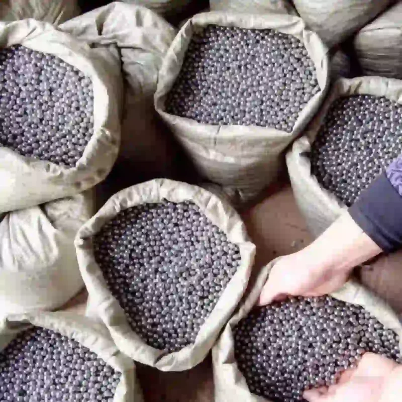 Nhiều bao tải chứa đầy bi thép, cung cấp số lượng lớn cho các đại lý hoặc người dùng nhiều.