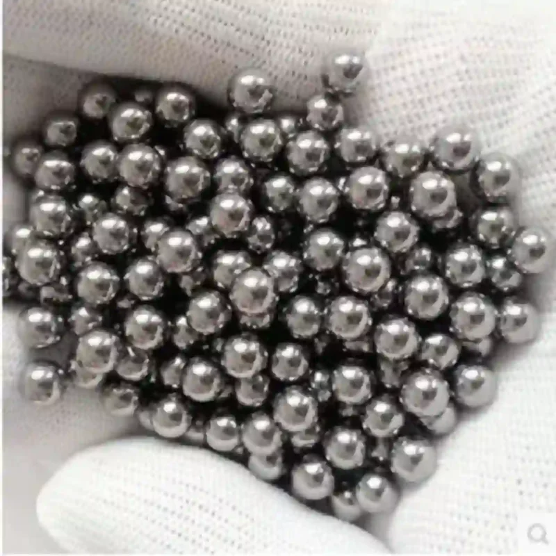 Bi thép được giữ trong đôi tay đeo găng trắng, cho thấy sản phẩm được gia công chính xác, không ba via.