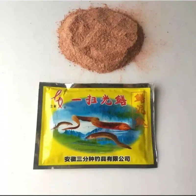 Bột thuốc dụ lươn màu đỏ nâu được đổ ra từ gói bao bì màu vàng, cho thấy sản phẩm ở dạng bột mịn.