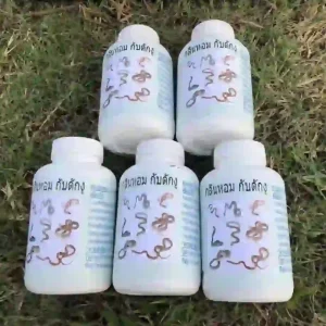 Năm lọ bột xua rắn được đặt trên bãi cỏ, sẵn sàng để sử dụng bảo vệ sân vườn.