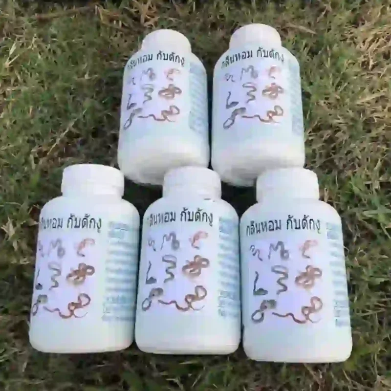 Năm lọ bột xua rắn được đặt trên bãi cỏ, sẵn sàng để sử dụng bảo vệ sân vườn.