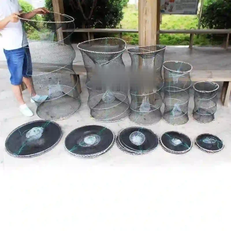 Nhiều kích cỡ lồng bẫy cua, tôm, cá có thể gấp gọn, bao gồm cả dạng lồng đã bung và dạng đĩa đã gấp.