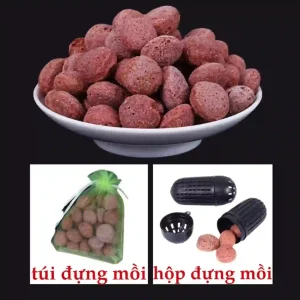 Hướng dẫn sử dụng mồi vạn năng bằng cách cho viên mồi vào túi lưới hoặc hộp đựng mồi chuyên dụng trước khi đặt vào bẫy.