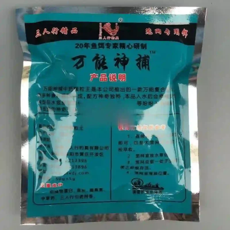 Cận cảnh một gói mồi bẫy cá, tôm, cua, bao bì màu xanh bạc có in chữ Trung Quốc.