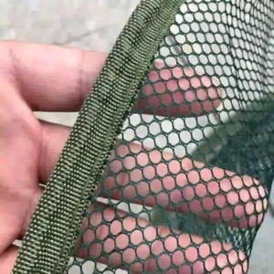 Cận cảnh chi tiết mắt lưới nhỏ và viền vải gia cố của rọng cá màu xanh.