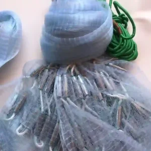 Một tay chài cước rút đã được thu gọn, cho thấy phần lưới, chân chì đúc và dây quăng chài.