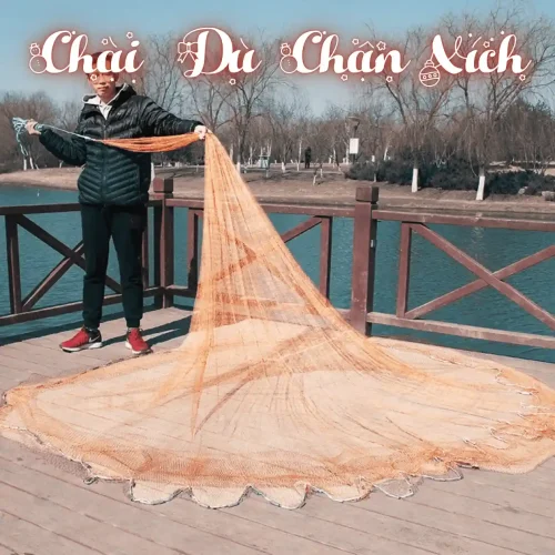 Người đàn ông đang bung một tay chài dù chân xích Thái Lan màu nâu đỏ, mắt lưới 4cm, chuyên dùng để bắt cá lớn như cá trắm, chép.
