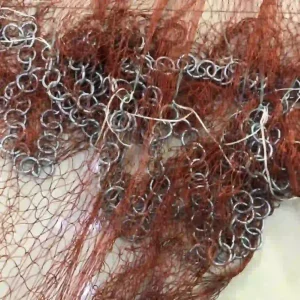 Chi tiết chân chài bằng xích kim loại nặng của chài bắt cá màu nâu đỏ.