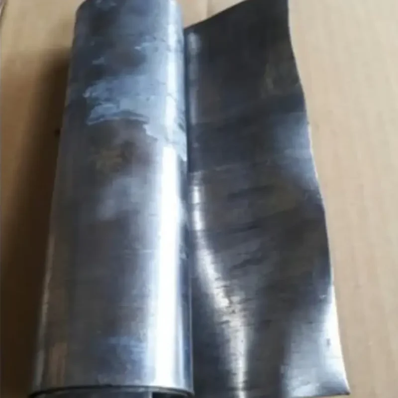Một cuộn chì lá đang được mở ra, cho thấy sản phẩm có thể được cung cấp dưới dạng cuộn.