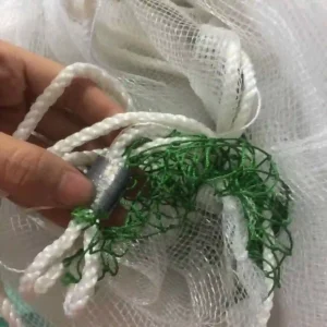Chi tiết chân chì kẹp vào dây dù trắng của lưới vét cá, cho thấy kỹ thuật gia công chắc chắn.