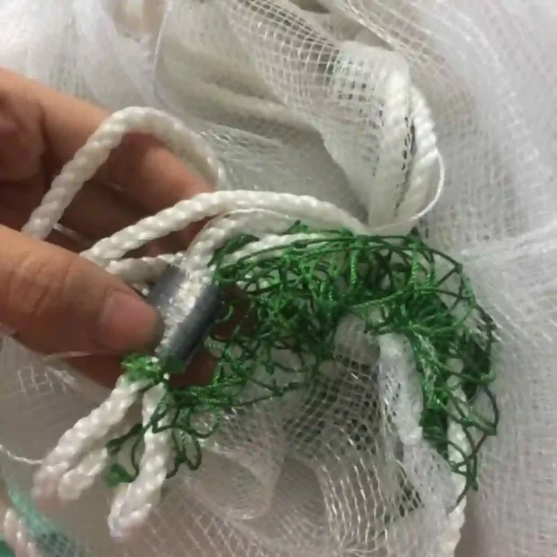 Chi tiết chân chì kẹp vào dây dù trắng của lưới vét cá, cho thấy kỹ thuật gia công chắc chắn.