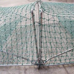 Chi tiết cận cảnh khớp nối và bản lề bằng thép của lồng bẫy, cho thấy cơ chế gấp gọn thông minh.