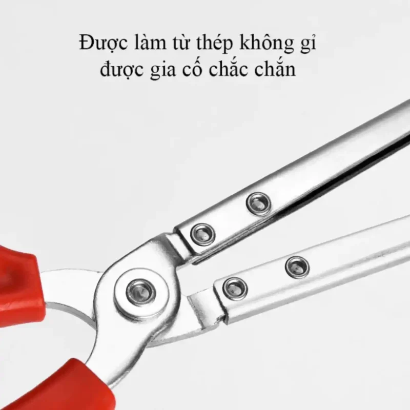 Chi tiết khớp nối của kẹp gắp, được làm từ thép không gỉ và gia cố chắc chắn bằng đinh tán.