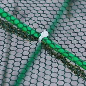 Chi tiết cận cảnh lưới và khung của lồng bẫy cá màu xanh, cho thấy các điểm gia cố chắc chắn.
