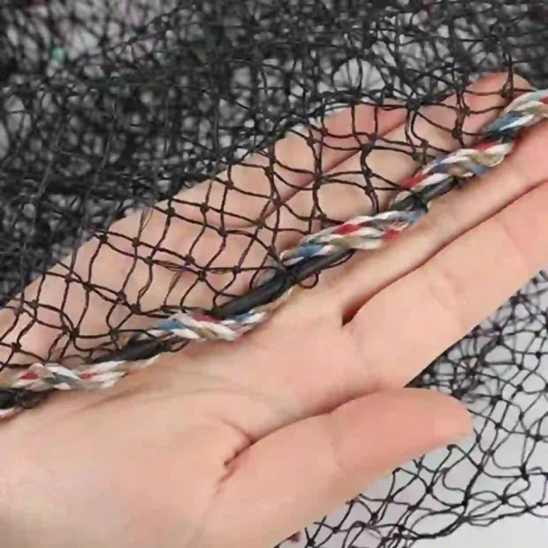 Chi tiết phần viền của lồng bẫy cua được gia cố bằng dây thừng bện chắc chắn.