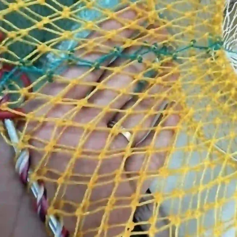 Chi tiết phần viền của lồng bẫy cá màu vàng, được gia cố bằng dây thừng bện chắc chắn.