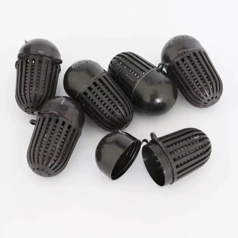 Một bộ nhiều hộp đựng mồi câu bằng nhựa màu đen, thiết kế hình con nhộng, có thể mở nắp tiện lợi.