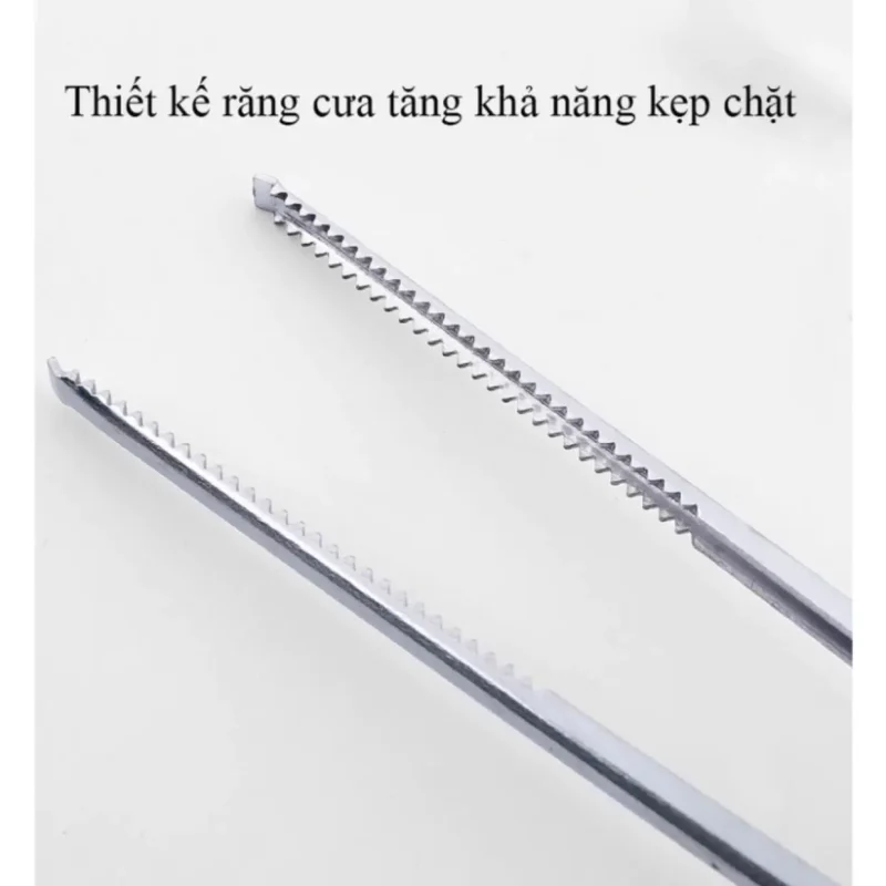 Đầu kẹp có thiết kế răng cưa, giúp tăng độ bám và khả năng kẹp chặt, chống trơn trượt.