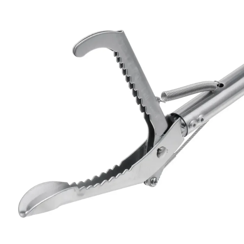 Cận cảnh đầu kẹp răng cưa của gậy bắt rắn inox, có lò xo trợ lực giúp kẹp chắc và an toàn.