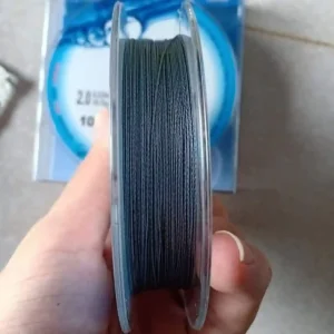 Cận cảnh cuộn dây leader câu lure Daiwa SW Durabra size 2.0, một kích thước nhỏ và mảnh.