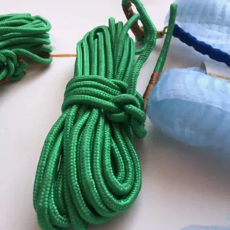 Dây quăng chài màu xanh được bện từ nhiều sợi dù chắc chắn, chống mài mòn.