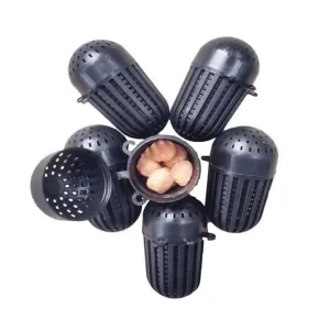 Các giỏ đựng mồi câu được sắp xếp xung quanh một giỏ đang mở, bên trong chứa đầy mồi viên nén màu nâu.