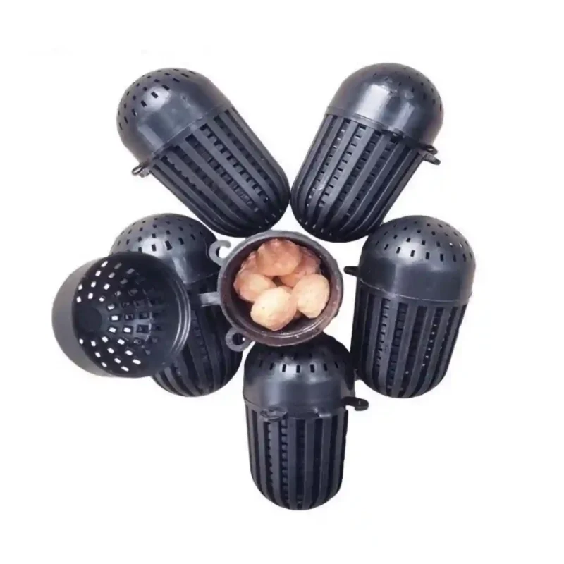 Các giỏ đựng mồi câu được sắp xếp xung quanh một giỏ đang mở, bên trong chứa đầy mồi viên nén màu nâu.