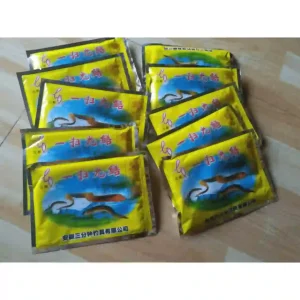 Nhiều gói thuốc dụ lươn, chạch màu vàng được xếp chồng lên nhau, đây là loại mồi chuyên dụng để đặt lờ, đặt trúm.