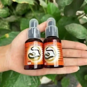 Hai chai tinh dầu dụ lươn chuyên dụng được cầm trên tay trong khung cảnh thiên nhiên.