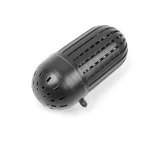 Một chiếc hộp đựng mồi câu cá màu đen, hình con nhộng, đã được đóng nắp hoàn chỉnh.