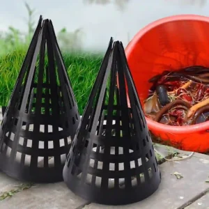 Hai chiếc hom lươn bằng nhựa màu đen được đặt cạnh một xô màu đỏ chứa đầy lươn vừa bắt được.