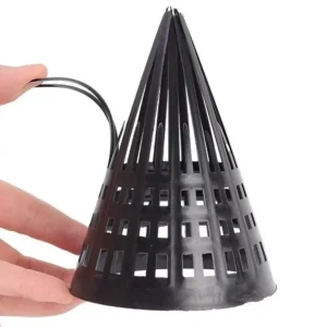 Cận cảnh một chiếc hom lươn bằng nhựa dẻo màu đen, có quai cầm, chuyên dùng để gắn vào ống nhựa làm lờ bắt lươn.