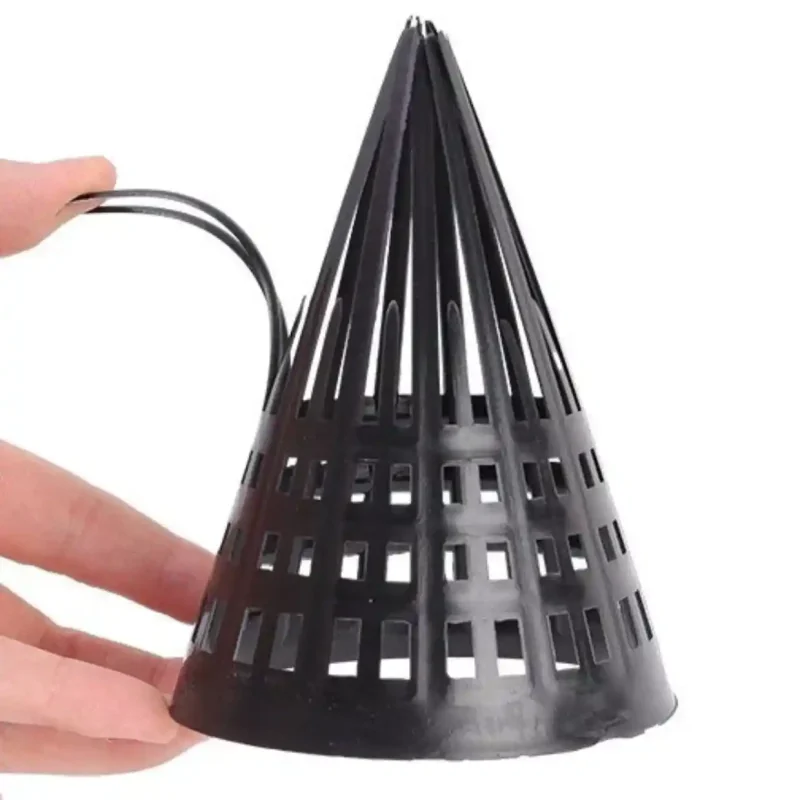 Cận cảnh một chiếc hom lươn bằng nhựa dẻo màu đen, có quai cầm, chuyên dùng để gắn vào ống nhựa làm lờ bắt lươn.