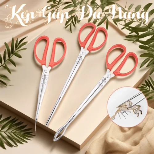 Ba cây kẹp gắp lươn đa năng bằng thép không gỉ với tay cầm đỏ, chuyên dùng để gắp cua, ghẹ, lươn một cách an toàn.