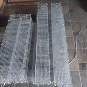 Các chồng lồng kẽm bắt lươn được xếp thành hàng ngay ngắn trong kho, sẵn sàng để vận chuyển đến khách hàng.