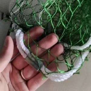 Kỹ thuật kẹp chì chắc chắn vào dây dù của lưới vét cá, giúp lưới chìm nhanh và hiệu quả.