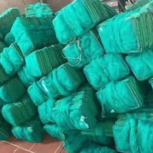 Một lô hàng gồm nhiều chiếc lồng bát quái nhiều khung được xếp chồng lên nhau.