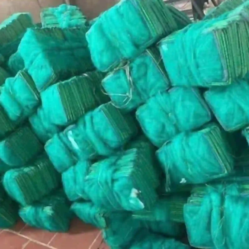 Một lô hàng gồm nhiều chiếc lồng bát quái nhiều khung được xếp chồng lên nhau.