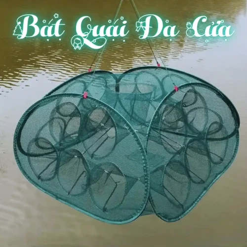 Lồng bát quái 9 cửa ngục màu xanh đang chứa đầy cá, tép nhỏ, minh chứng cho hiệu quả đánh bắt vượt trội.