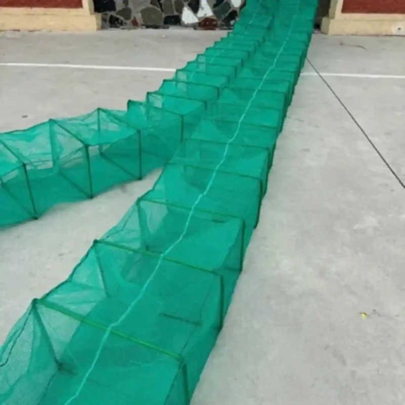 Hai chiếc lồng bát quái nhiều khung được kéo dài hết cỡ, cho thấy chiều dài và thiết kế nhiều ngăn.