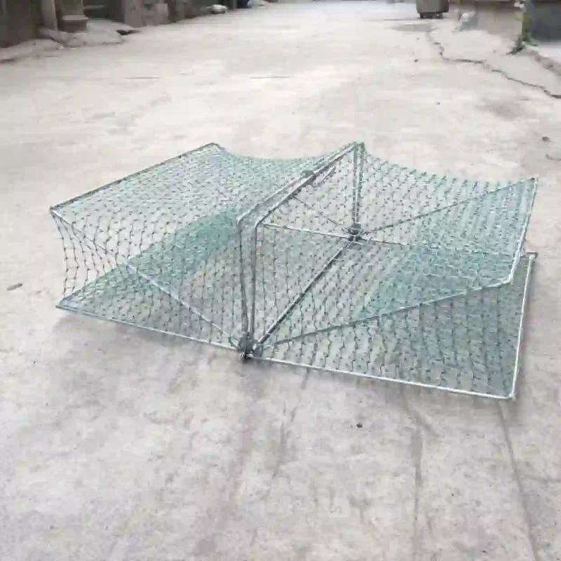 Lồng bẫy cá, cua, lươn hình chữ nhật được bung ra hoàn chỉnh trên nền xi măng, sẵn sàng để sử dụng.