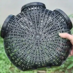 Một chiếc lồng bẫy cá bằng nhựa, hình cầu, đã được lắp ráp hoàn chỉnh và đang được cầm trên tay.