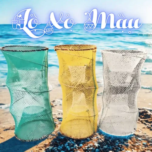 Ba chiếc lồng lò xo đa màu tự bung, màu xanh lá, vàng, và trắng, dùng để bẫy cá, cua, ếch.