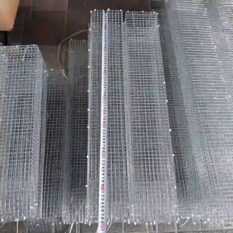 Thước dây được kéo thẳng tắp bên cạnh lồng lưới thép, xác nhận lại một lần nữa chiều dài chính xác là 150cm.