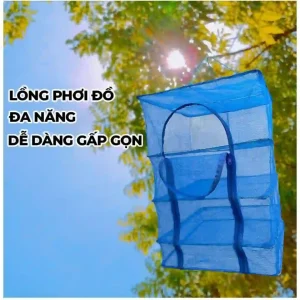 Lồng phơi đồ đa năng màu xanh được treo trên cành cây, thiết kế tiện lợi, dễ dàng gấp gọn.