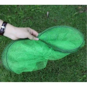 Một người đang cầm trên tay chiếc lồng tầng bắt tôm màu xanh đã được gấp gọn lại thành hình số 8, rất nhỏ gọn.