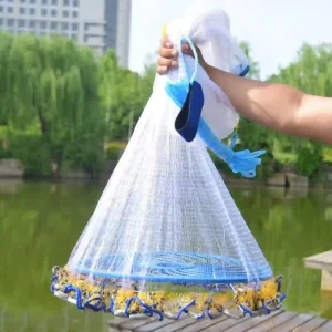 luoi-chai-bat-ca-co-day-deo-tay-tien-loi.webp Người dùng cầm lưới chài bắt cá với sợi dây kéo màu xanh và dây đeo cổ tay màu xanh đậm.
