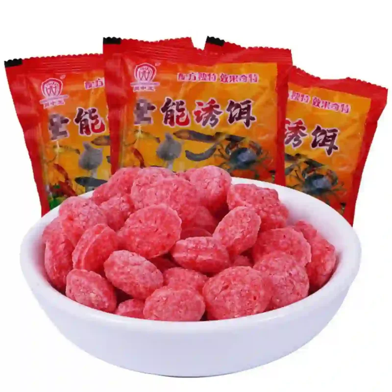 Một bát mồi viên màu đỏ dùng để bẫy tôm, cua, cá, lươn, phía sau là các gói bao bì sản phẩm.